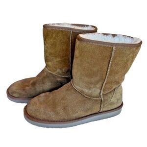 Koolaburra by UGG Style #1017090 Suede/Sheerling Slip On‎ Boots; Tan; Size 9